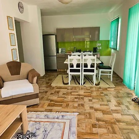 Bijela Ladja Apartment *